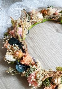 Flower Crown mit Trockenblumen, made by me. Ich biete ganz verschiedene Modelle an und immer passend dazu auch die Anstecknadel f&uuml;r den Br&auml;utigam