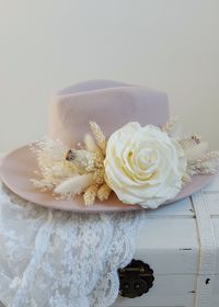 Sch&ouml;ne Trockenblumen an einem Fleece Hut