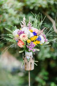 Der Brautstrau&szlig; f&uuml;r eine sch&ouml;ne Gartenhochzeit kann schon bunt sein und vor allem mit Blumen die auch im heimischen Garten wachsen.