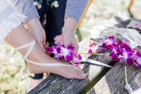 Barefoot Sandal Flowers mit Orchideen gewickelt, wunderbar f&uuml;r Strandhochzeiten